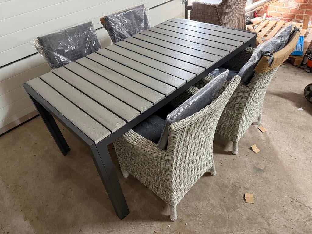 Mooie tuinset met 4 wicker stoelen, 4 zitplaatsen, Nieuw, Ophalen of Verzenden, Wicker