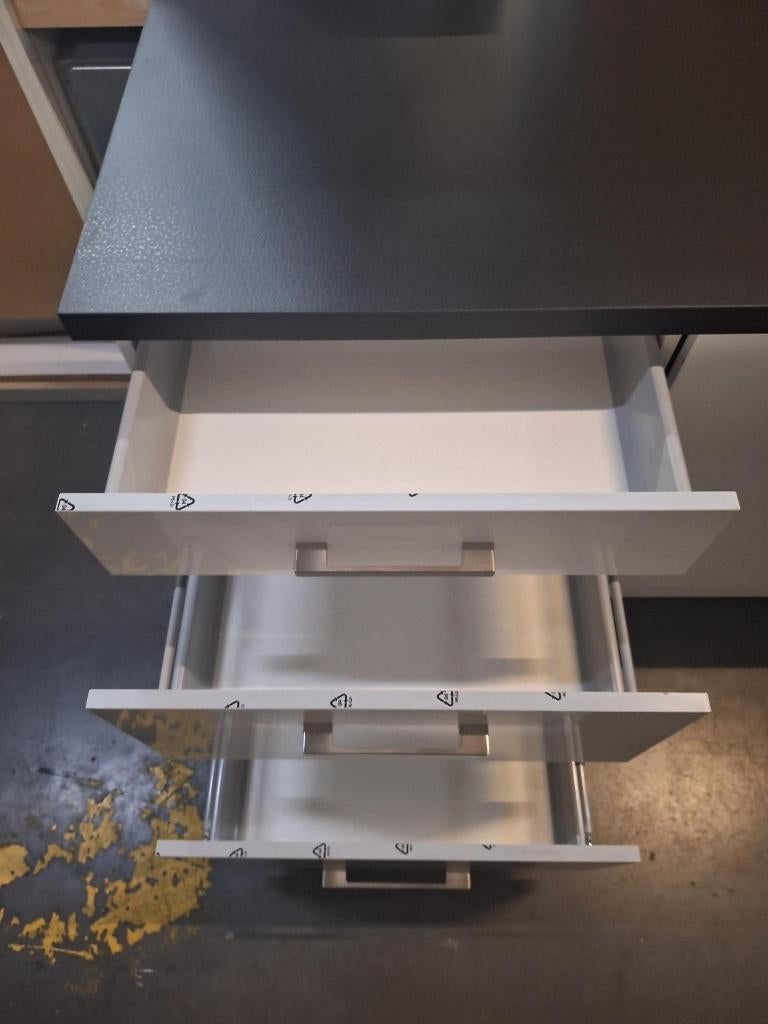 Keuken Compleet met APP 120Keukens op voorraad Nr 2899, Nieuw, Enkelwandige keuken, Ophalen of Verzenden, Met kookeiland