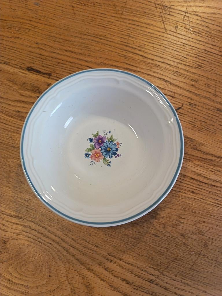 Provincial Bouquet kom - Stoneware Thailand, Ophalen of Verzenden, Zo goed als nieuw, Kom(men), Overige stijlen