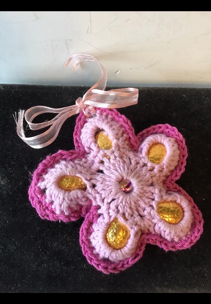 Leuk haakwerk, paas decoratie voor 6 paaseitjes. Roze + lila, Ophalen of Verzenden, Zo goed als nieuw