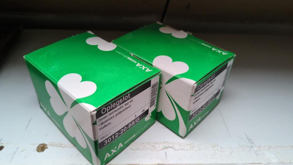 Axa Oplegslot SKG 1 ster, wit, gelijk sluitend (2 stuks), Ophalen of Verzenden, Zo goed als nieuw, Overige materialen, Slot