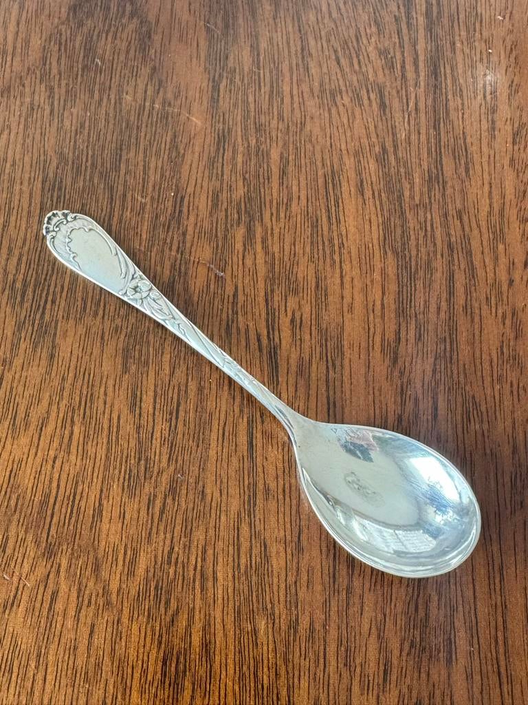 Zilveren lepel met bloemmotief, gemerkt 880, Ophalen of Verzenden