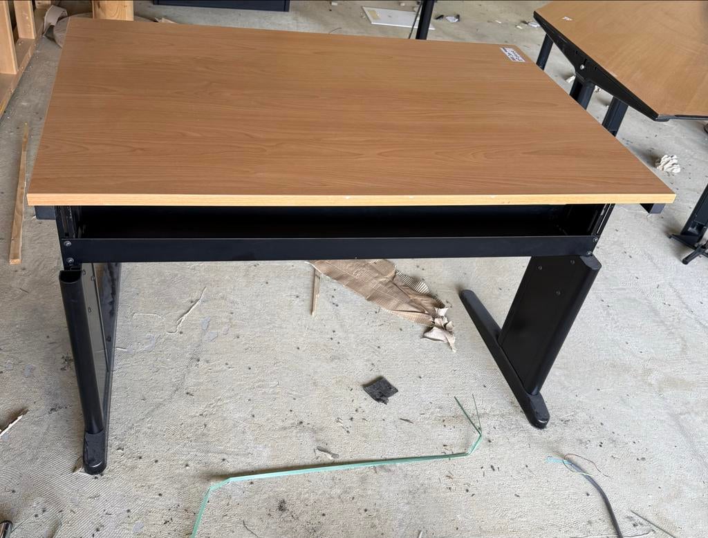 Stevig houten bureau met zwart metalen onderstel, Ophalen, In hoogte verstelbaar, Gebruikt, Bureau