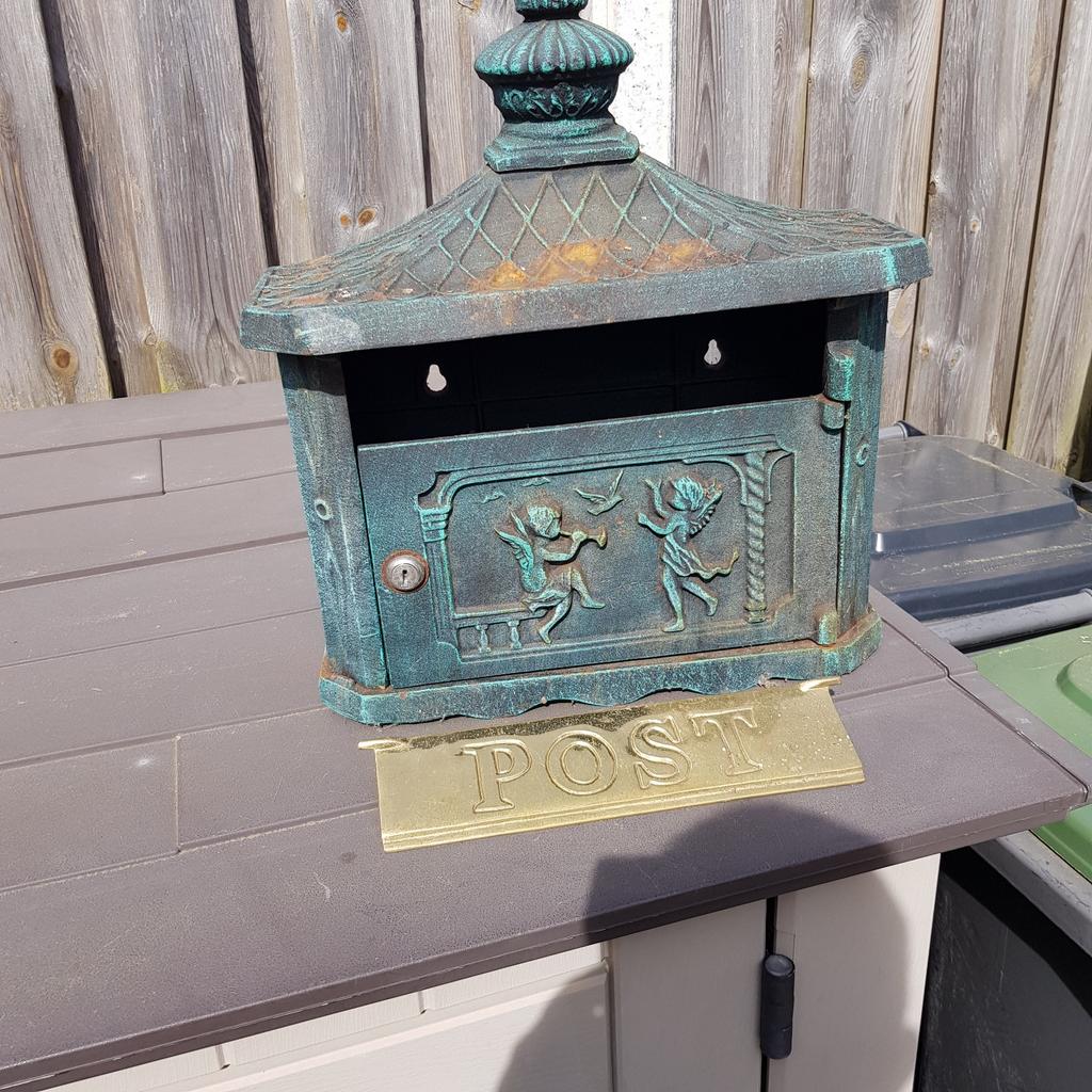 Gietijzeren brievenbus met koperen klep. Geen sleutel, Ophalen, IJzer