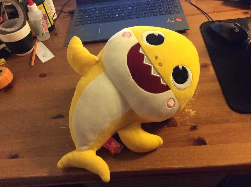 Pinkfong Baby Shark veiligheidsgordel knuffel, 35 cm. Geel, Ophalen of Verzenden, Zo goed als nieuw, Geel, Overige typen