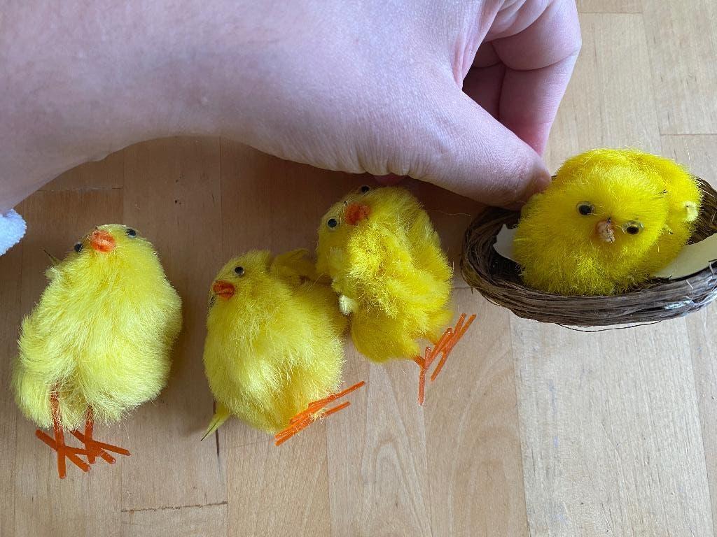 Vintage Pasen 4 grote kuikens glazen oogjes rookvrij zgan, Ophalen of Verzenden, Zo goed als nieuw