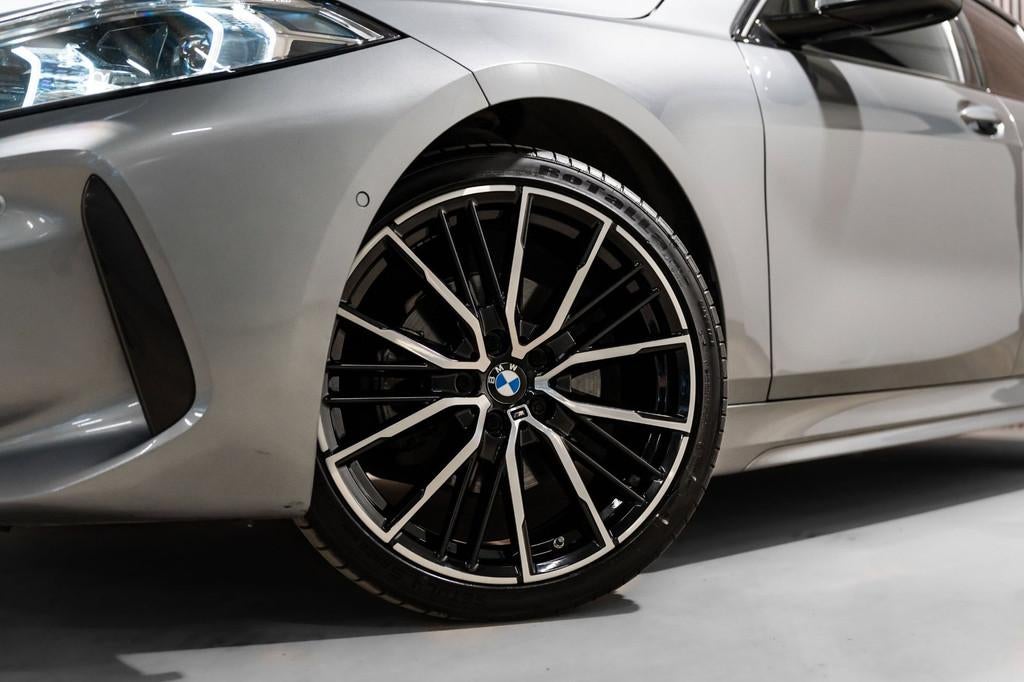 BMW 1-serie 118i M-Sport Pano HUD HK Muziek Kuipstoelen BTW, Auto's, 136 pk, Gebruikt, Alcantara, Bedrijf