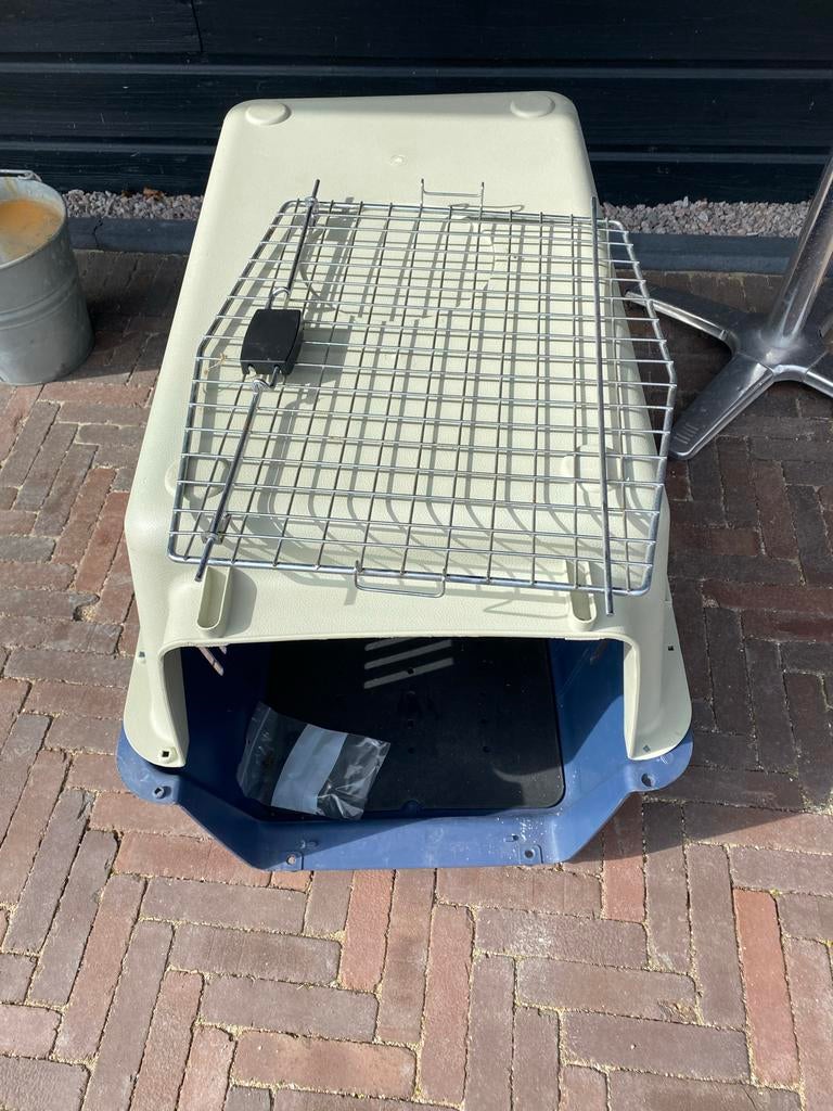 Kunstof bench voor middelgrote hond, Ophalen of Verzenden, Gebruikt