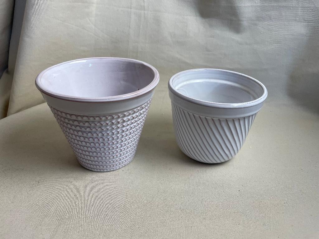 2 witte vintage aardewerk bloempotjes Erica jaren 60, Gebruikt, Rond, Binnen, Ophalen of Verzenden