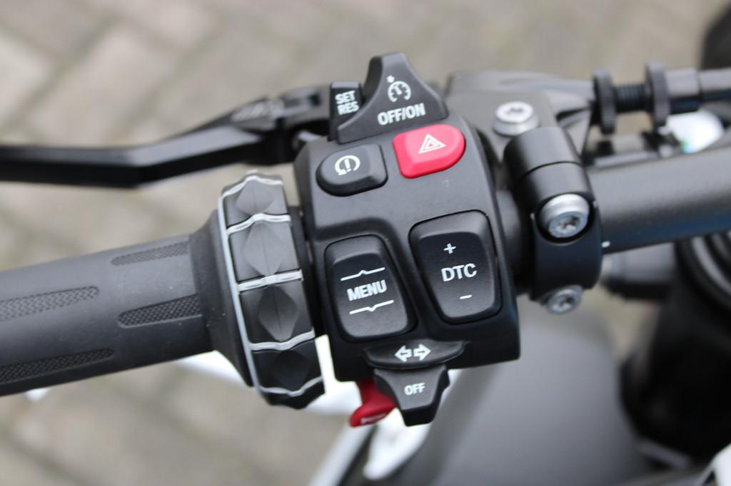 BMW M 1000 R | Carbon | Akrapovic (bj 2023), Handvatverwarming, Spaansland 10
7543BG  ENSCHEDE, NL, Meer dan 35 kW, 999 cc