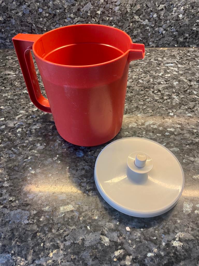 Tupperware kan rood met wit deksel, Ophalen, Rood