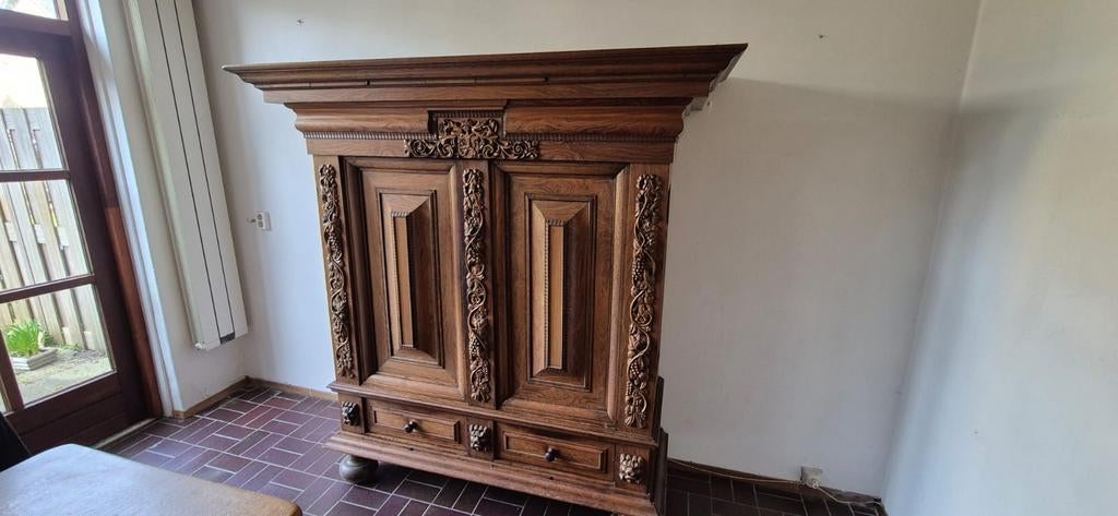 Antieke houten kast met houtsnijwerk, Ophalen