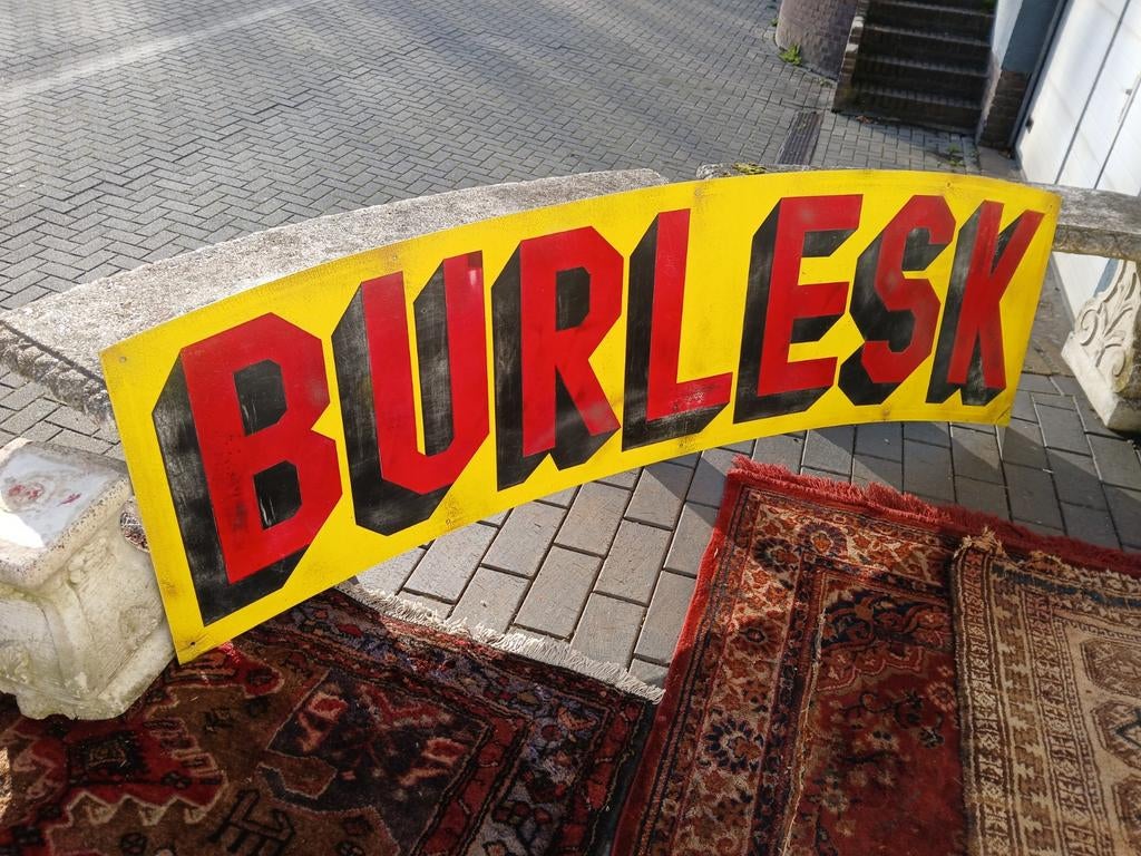 BURLESK theater uithangbord, Ophalen