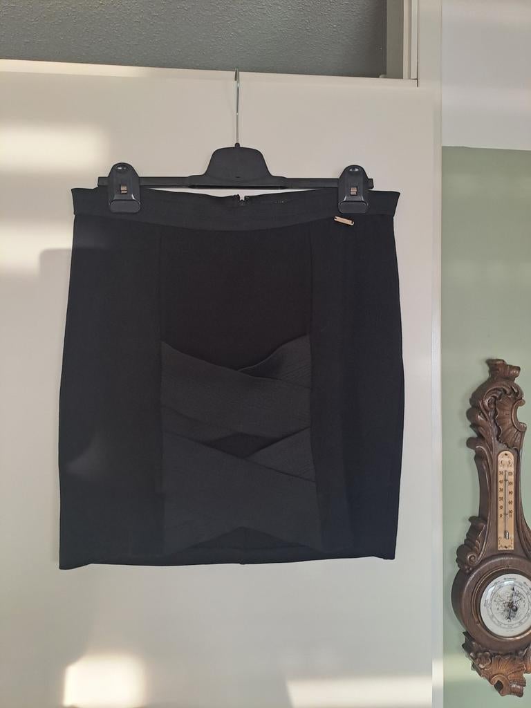 Mooie Guess rok, maat L, Kleding | Dames, Rokken, Zo goed als nieuw, Maat 42/44 (L), Zwart, Onder de knie, Ophalen of Verzenden