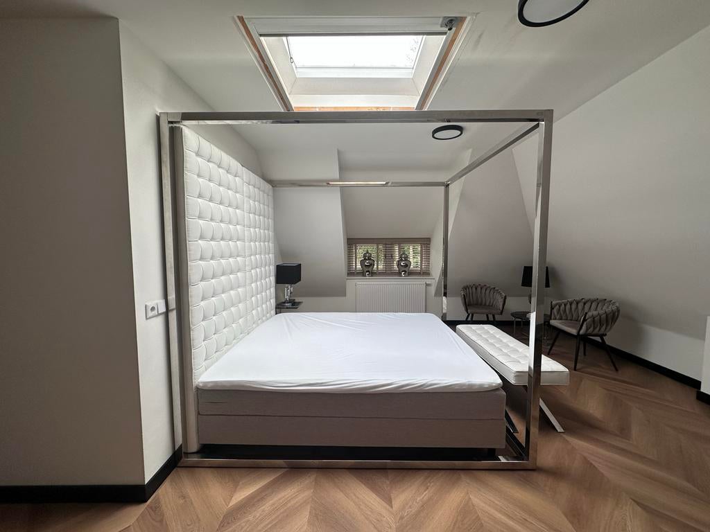 Luxe Chrome Hemelbed met Wit Lederen Hoofdbord & Hocker, Ophalen, Wit, Tweepersoons, Zo goed als nieuw