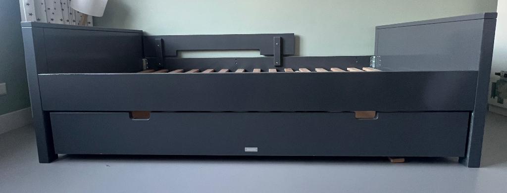 Bopita Jonne bed 90x200 met onderlade - Deep Grey, Ophalen, 85 tot 100 cm, Gebruikt, Lattenbodem