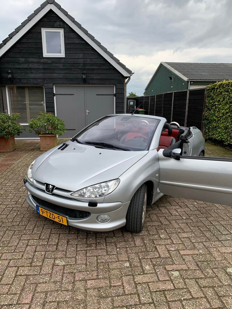 Peugeot 206 1.6 16V CC 2004 Grijs, Auto's, Voorwielaandrijving, 4 cilinders, Cabriolet, 49 €/maand