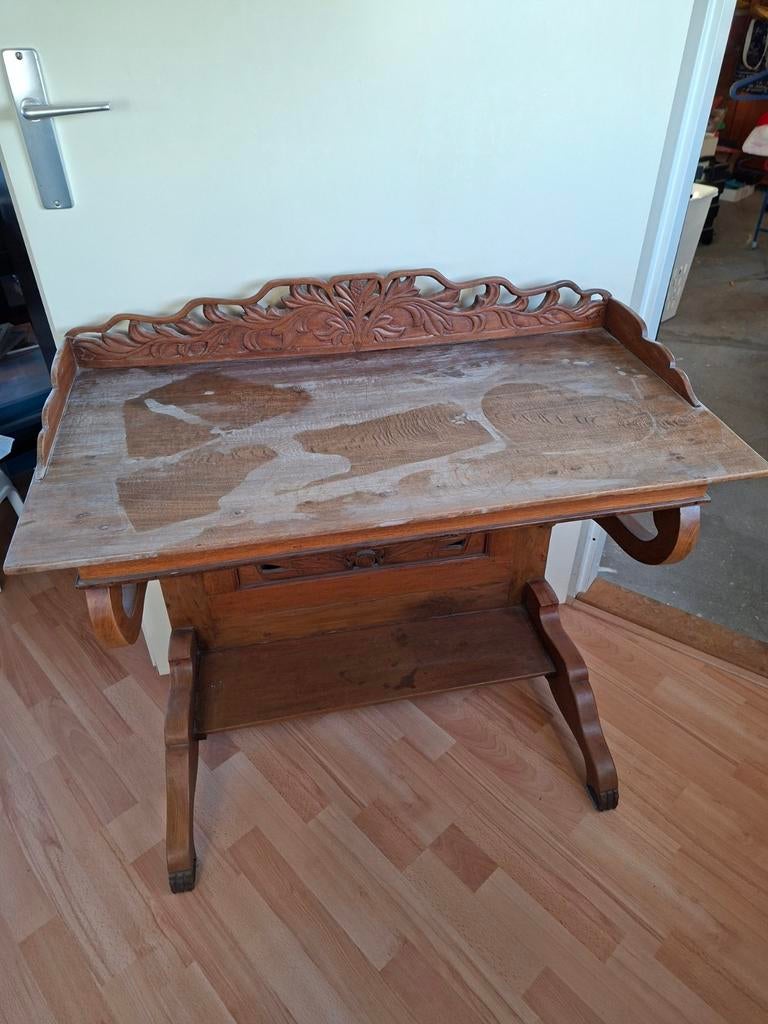 Antiek houten bureautje/tafel met sierlijke elementen., Antiek en Kunst, Antiek | Meubels | Tafels, Ophalen