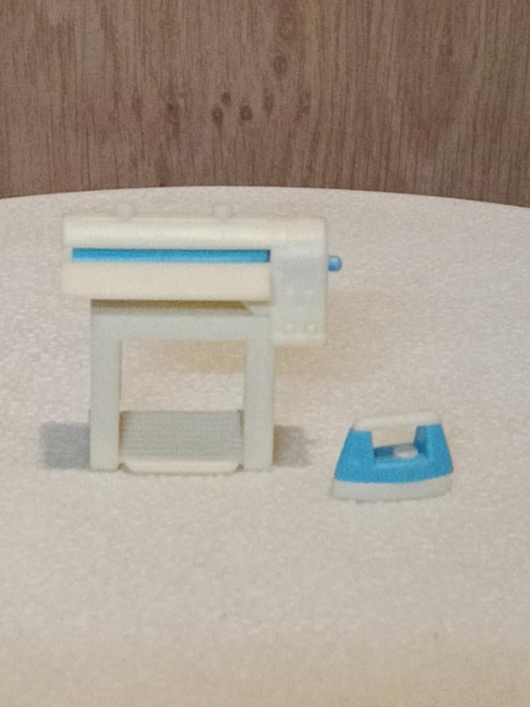 Strijk machine met strijkijzer poppenhuis, Ophalen of Verzenden, Gebruikt, Poppenhuis