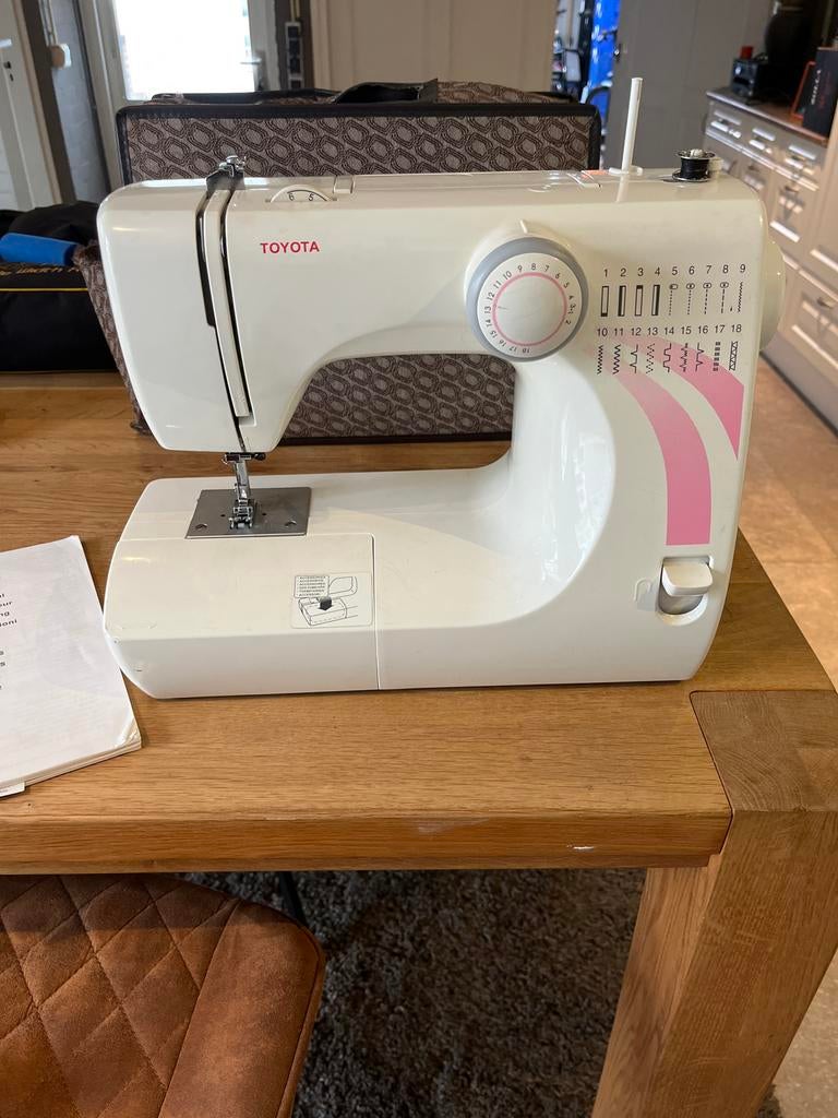 Toyota Naaimachine RS2000 Serie - Compleet met accessoires, Ophalen of Verzenden, Gebruikt, Naaimachine, Overige merken