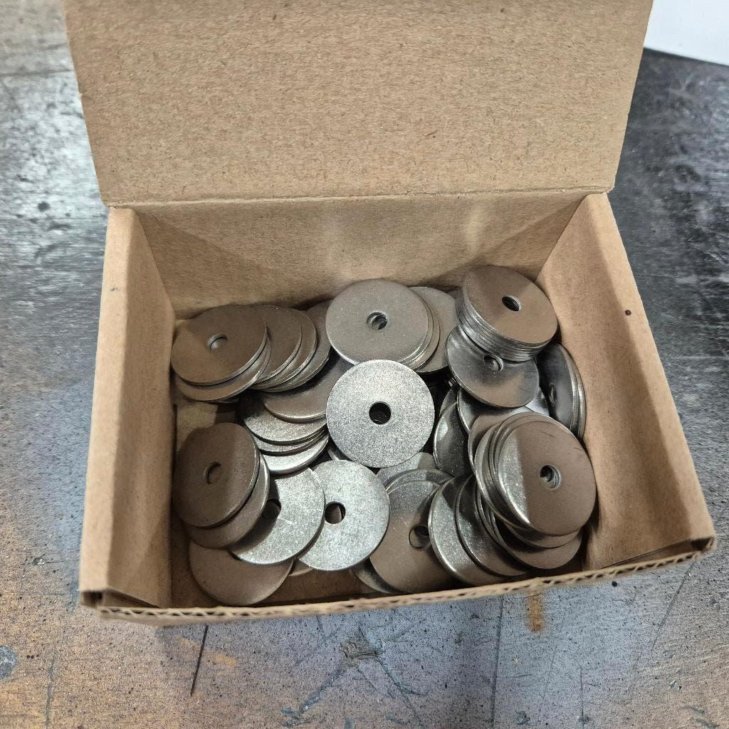 4 nieuwe dozen met RVS carrosserieringen M4X25