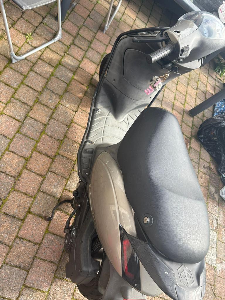 Piaggio Zip, Fietsen en Brommers, Scooters | Piaggio, Ophalen, Maximaal 45 km/u, Zip, Zo goed als nieuw