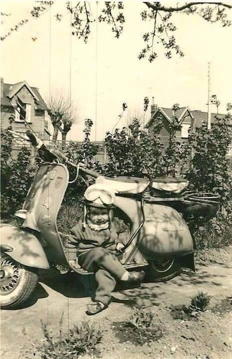 Vervoer-Beroepen-foto-H-144  Scooter met Kind, Verzenden, 1980 tot heden, Foto, Nieuw