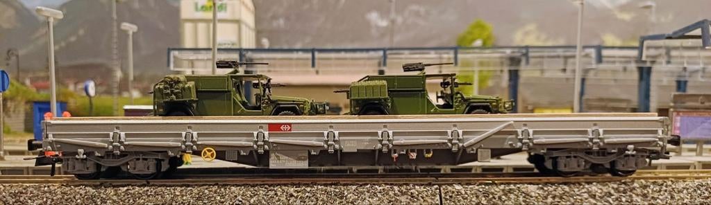Märklin 47068 H0 SBB lageboordwagen met 2 Serval voertuigen, Gelijkstroom, Wagon, Ophalen of Verzenden, Zo goed als nieuw