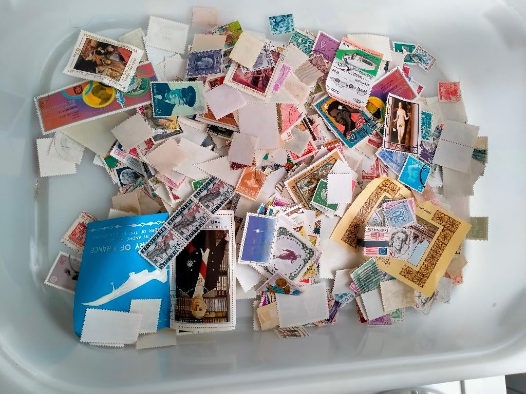 Doos met 1,5 kg kilowaar kantoorpost Wereld afgeweekt., Postzegels en Munten, Verzenden, Buitenland