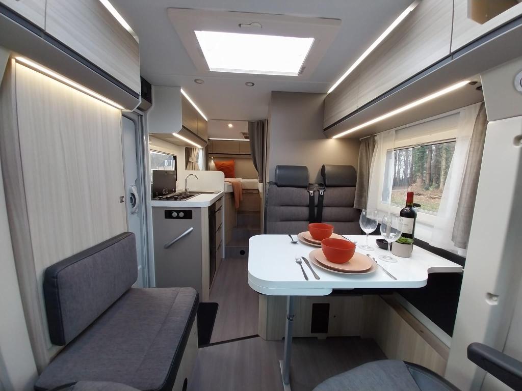 Luxe Adria Compact Axess 670SL met dubbele airco en trekhaak, Niet ingevuld, Ringverwarming, Airbags, Treinzit