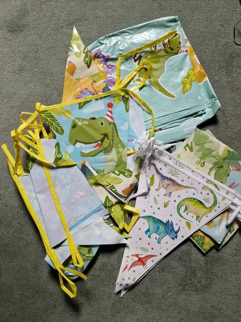 Dinosaurus Feestversiering: Slinger & Tafelkleed, Hobby en Vrije tijd, Feestartikelen, Ophalen of Verzenden, Gebruikt, Versiering