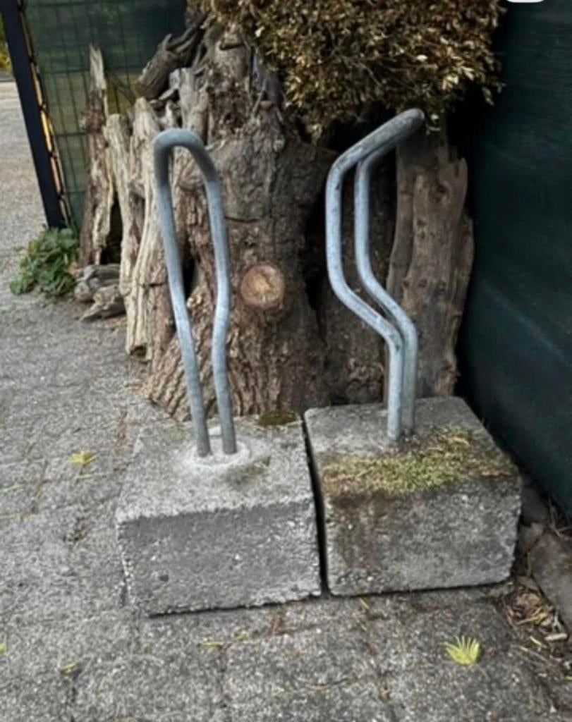 Twee fietsenrekken met betonnen voet., Ophalen of Verzenden, Gebruikt