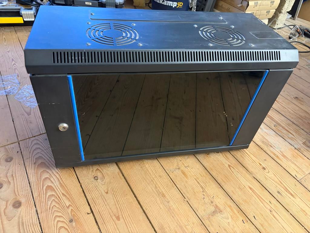 Ondiepe patchkast met glazen deur, Ophalen of Verzenden, Gebruikt, Glas, Plaatstaal