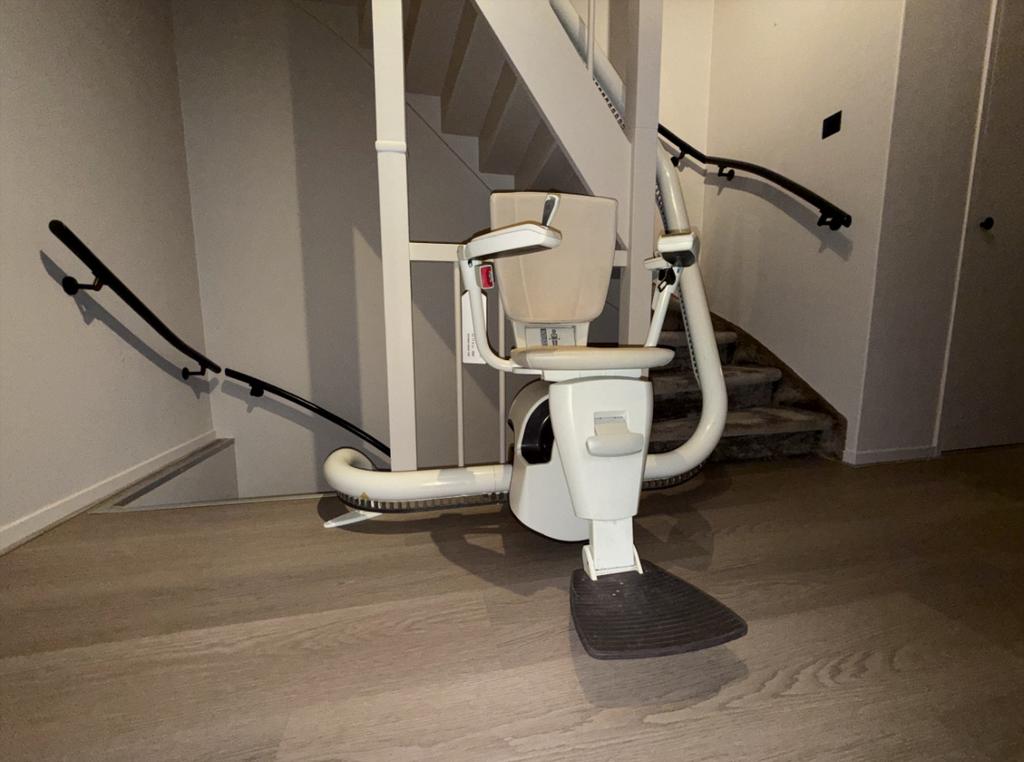 Traplift gereviseerd tweedehands incl. installatie, Ophalen of Verzenden, Zo goed als nieuw