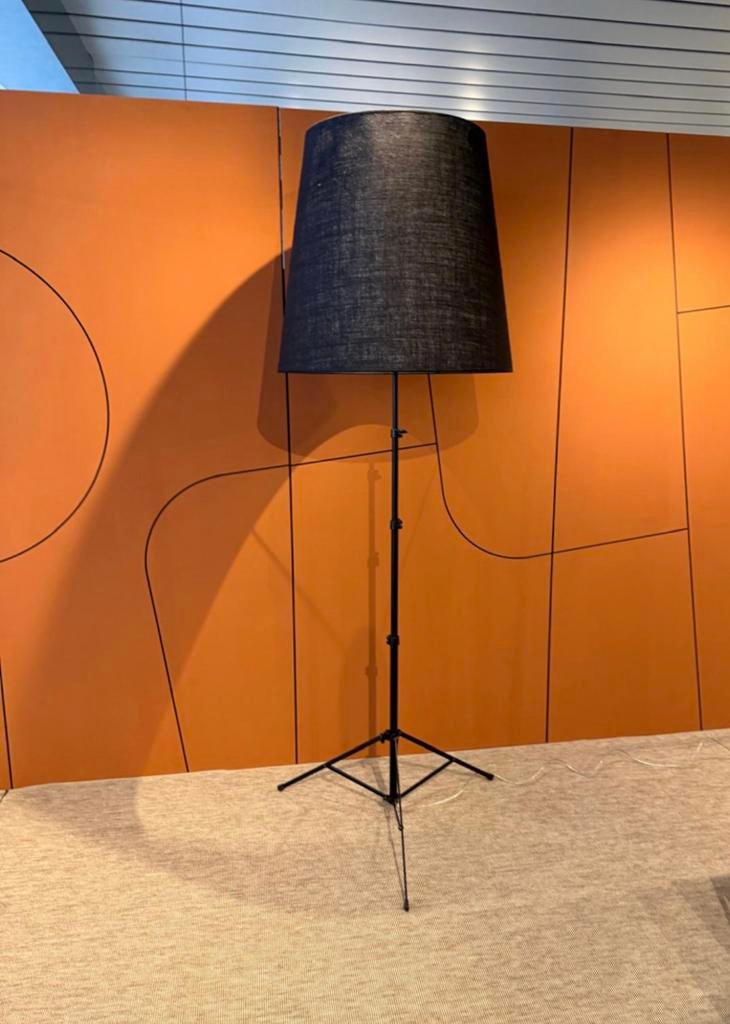 Palluco Gilda vloerlamp vv jute kap dark frame LP € 1.150,-, Huis en Inrichting, Lampen | Vloerlampen, Info@micheldethouars.nl