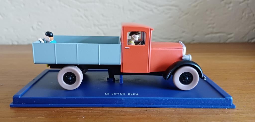 De rode vrachtwagen Kuifje auto #Tintin 1:43 de Blauwe Lotus, Verzamelen, Stripfiguren, Ophalen of Verzenden, Kuifje, Zo goed als nieuw