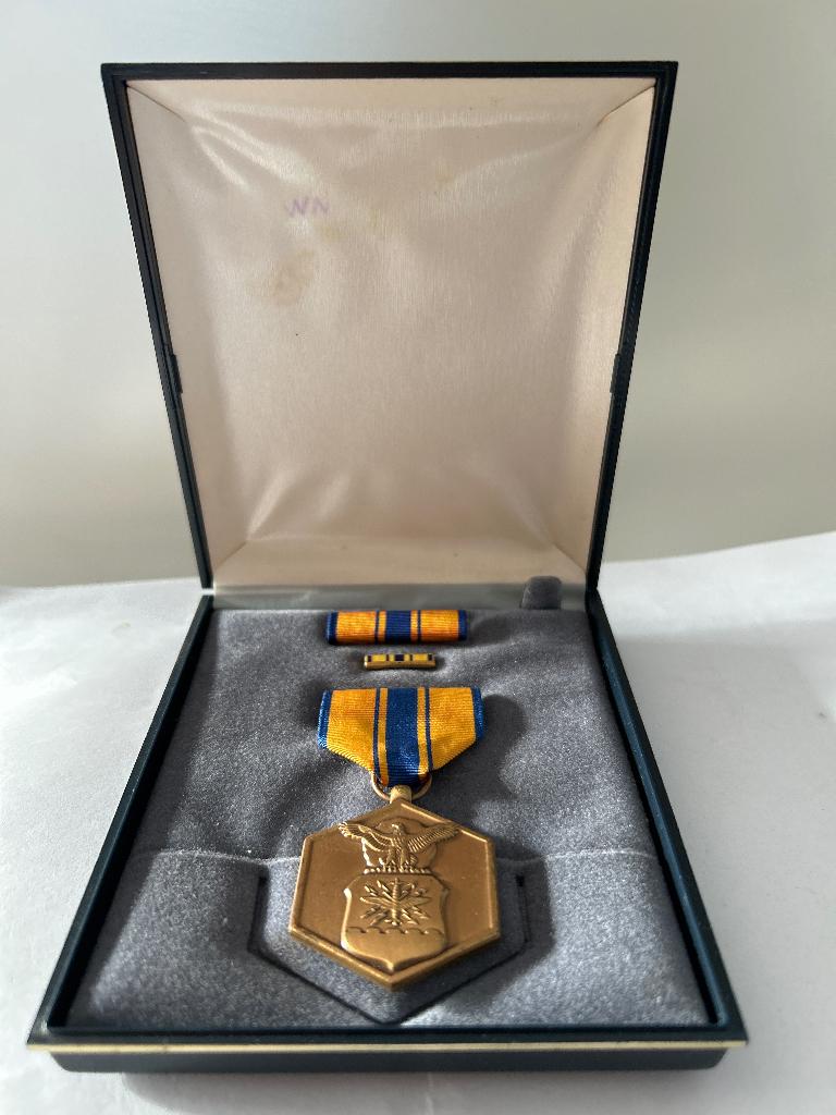 Originele Amerikaanse National Defense Service Medal (NDSM), Verzamelen, Verzenden, Landmacht, Amerika, Embleem of Badge