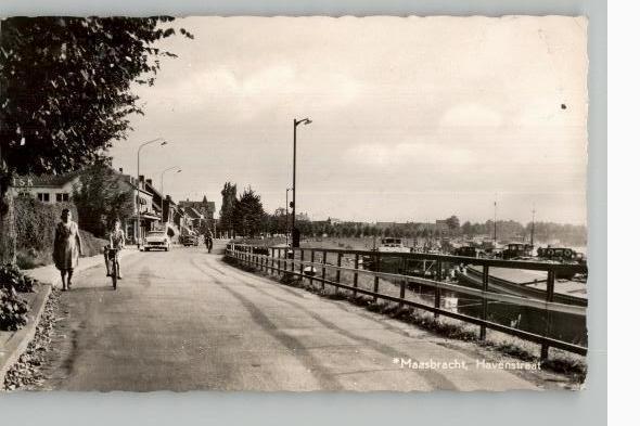 Maasbracht Havenstraat met schepen