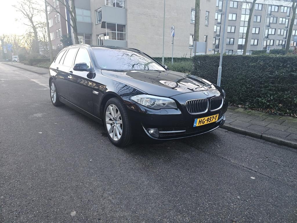 BMW 5-Serie 2.0 528I Touring AUT 2011 Zwart, Auto's, BMW, Automaat, Achterwielaandrijving, 101 €/maand, 1700 kg