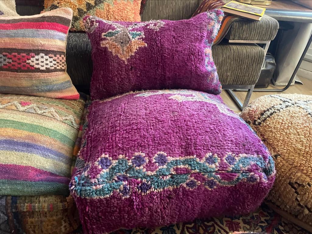 vintage poefen gemaakt van handgeknoopte wollen tapijten, Digital8, 50 tot 75 cm, Ophalen of Verzenden, Zo goed als nieuw