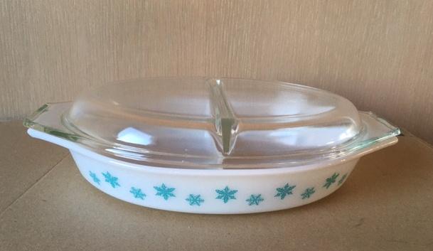 Pyrex witte "snowflake" ovenschotel met deksel (50s vintage), Ophalen of Verzenden, Zo goed als nieuw