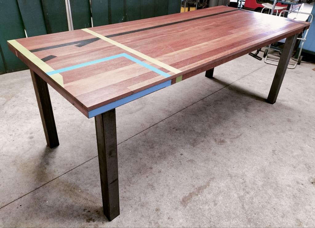 Unieke tafel met tafelblad van gymzaalvloer sportvloer, Ophalen, Rechthoekig, 200 cm of meer, 50 tot 100 cm