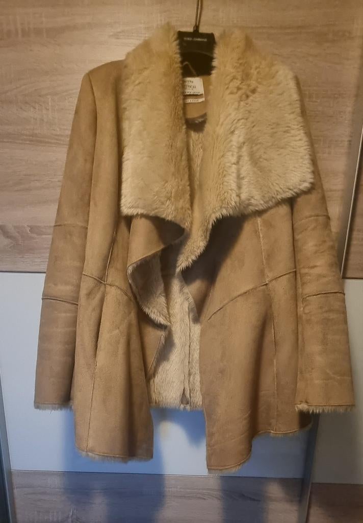 Bershka Suède Jas - Maat M, Kleding | Dames, Jassen | Zomer, Maat 38/40 (M), Beige, Zo goed als nieuw, Bershka