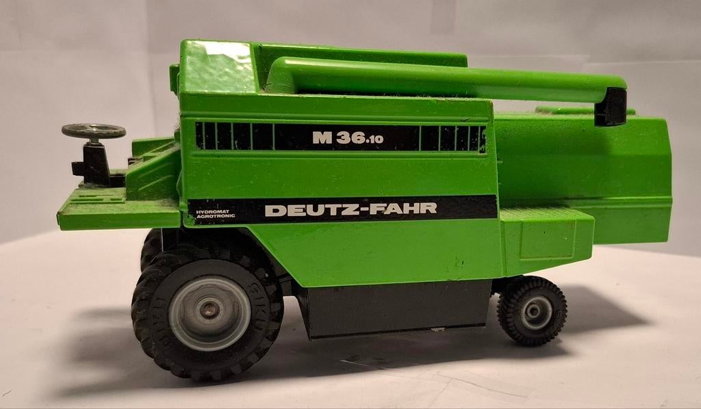 3850 Deutz Combine, Hobby en Vrije tijd, Modelauto's | 1:32, Ophalen of Verzenden, Tractor of Landbouw, SIKU