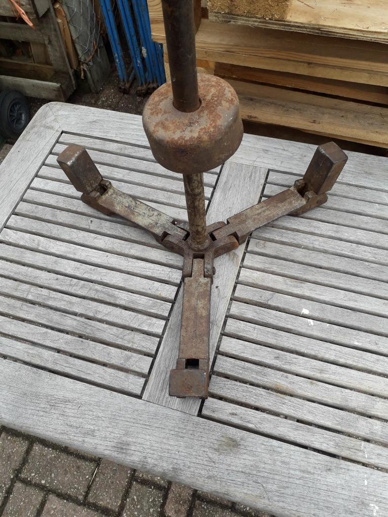 Antieke putdeksels hulpstuk rioolstelsel werkhulpstuk, Ophalen