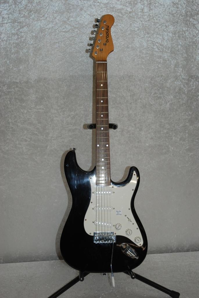 Bradley Stratocaster model gitaar met nieuwe snaren, Gebruikt, ., Ophalen of Verzenden, .