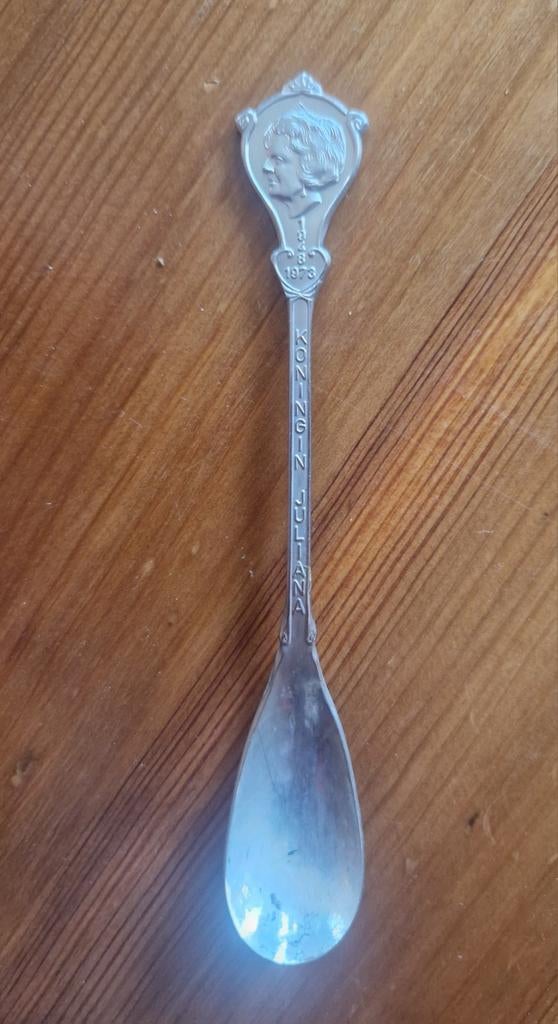 Sola lepeltje van Juliana, Verzamelen, Ophalen of Verzenden, Zo goed als nieuw, Nederland, Speld(je) of Lepel(tje)