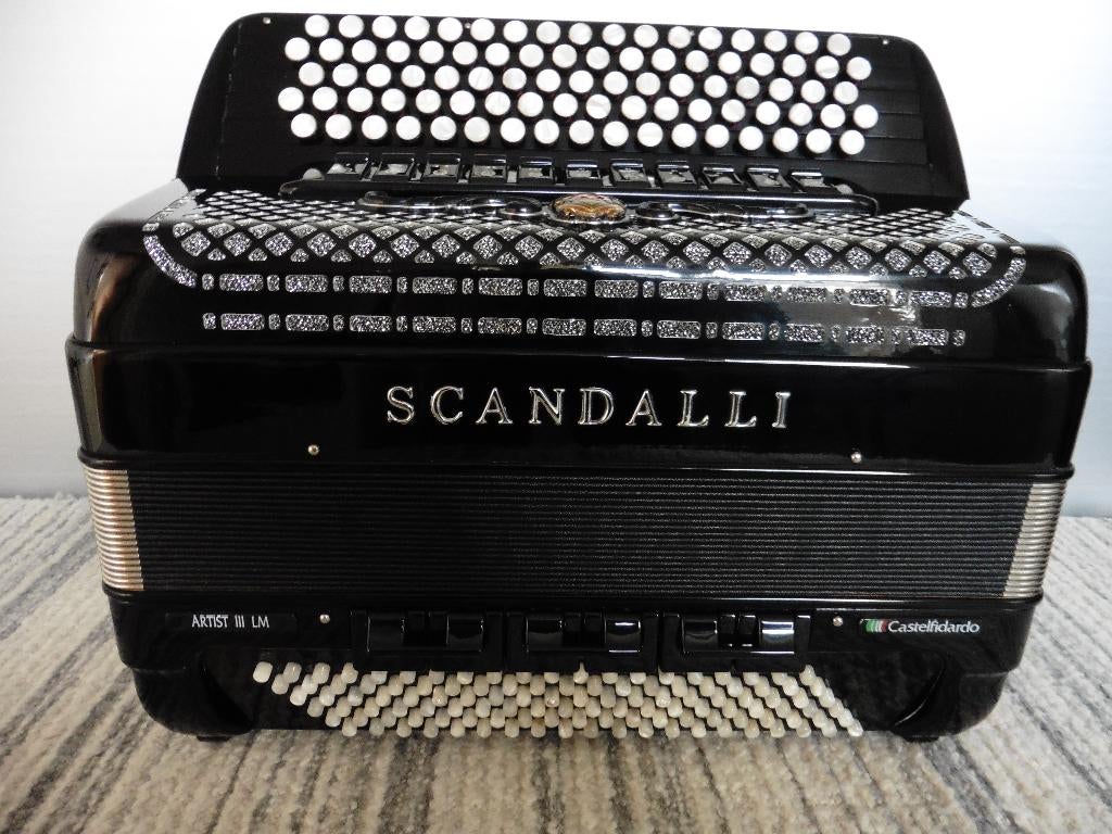 SCANDALLI,  Type   Artist  III LM, Muziek en Instrumenten, Accordeons, Nieuw, 120-bas, Scandalli, Met koffer, Met riemen, Ophalen