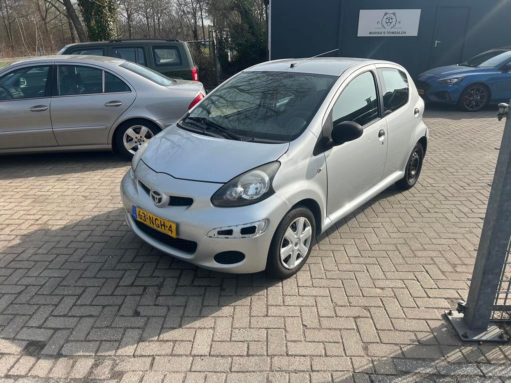 Toyota Aygo 1.0 12V Vvt-i 5DRS 2010 Grijs, Auto's, Toyota, Voorwielaandrijving, Stof, Zwart, 4 stoelen