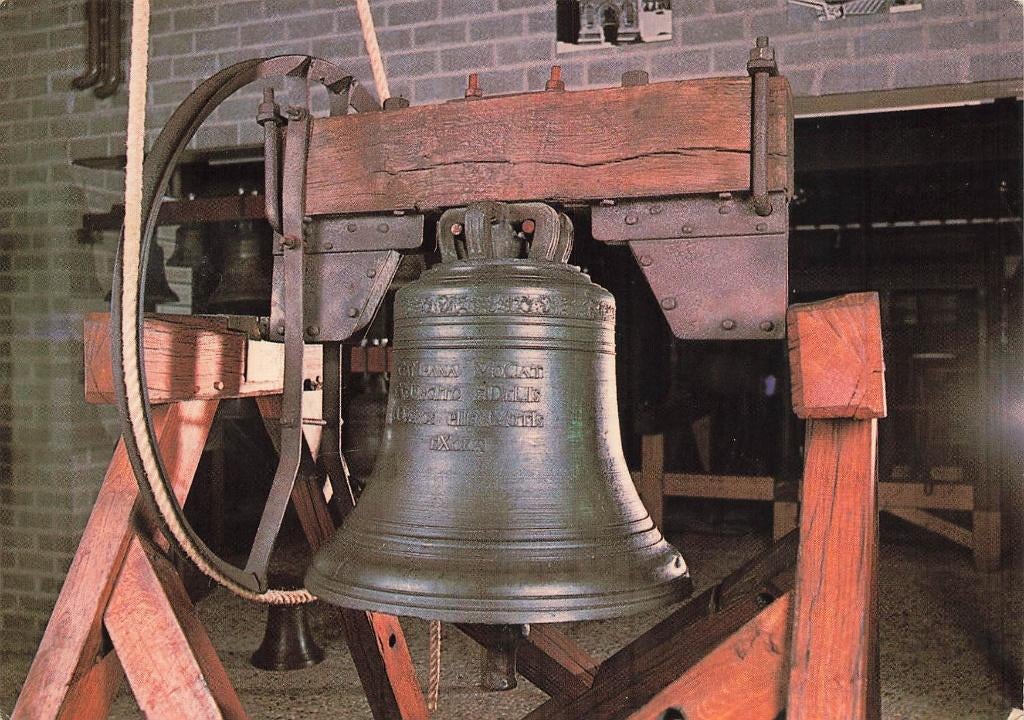 Asten, Nationaal Beiaardmuseum, klok in klokkenstoel 132 kg, Ophalen of Verzenden, 1980 tot heden, Ongelopen, Noord-Brabant